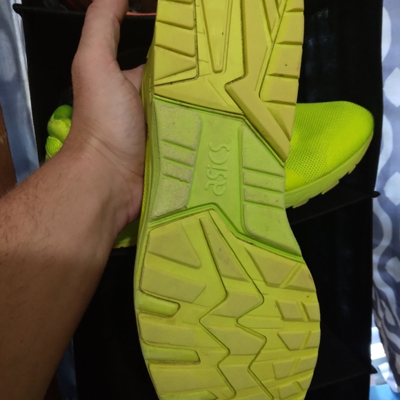 ASICS men's 10.5 *Bright Volt* - Picture 2 of 4